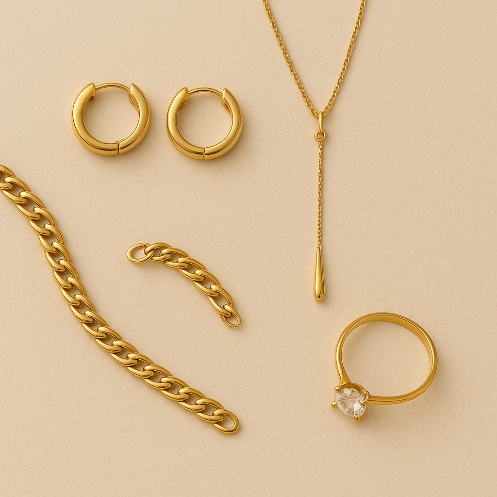 Złota biżuteria na beżowym tle – kolczyki, naszyjnik, bransoletka i pierścionek z kamieniem